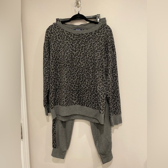 •2/$40• Splendid 2-Piece Pajama Lounge Set Animal Print - Picture 3 of 7